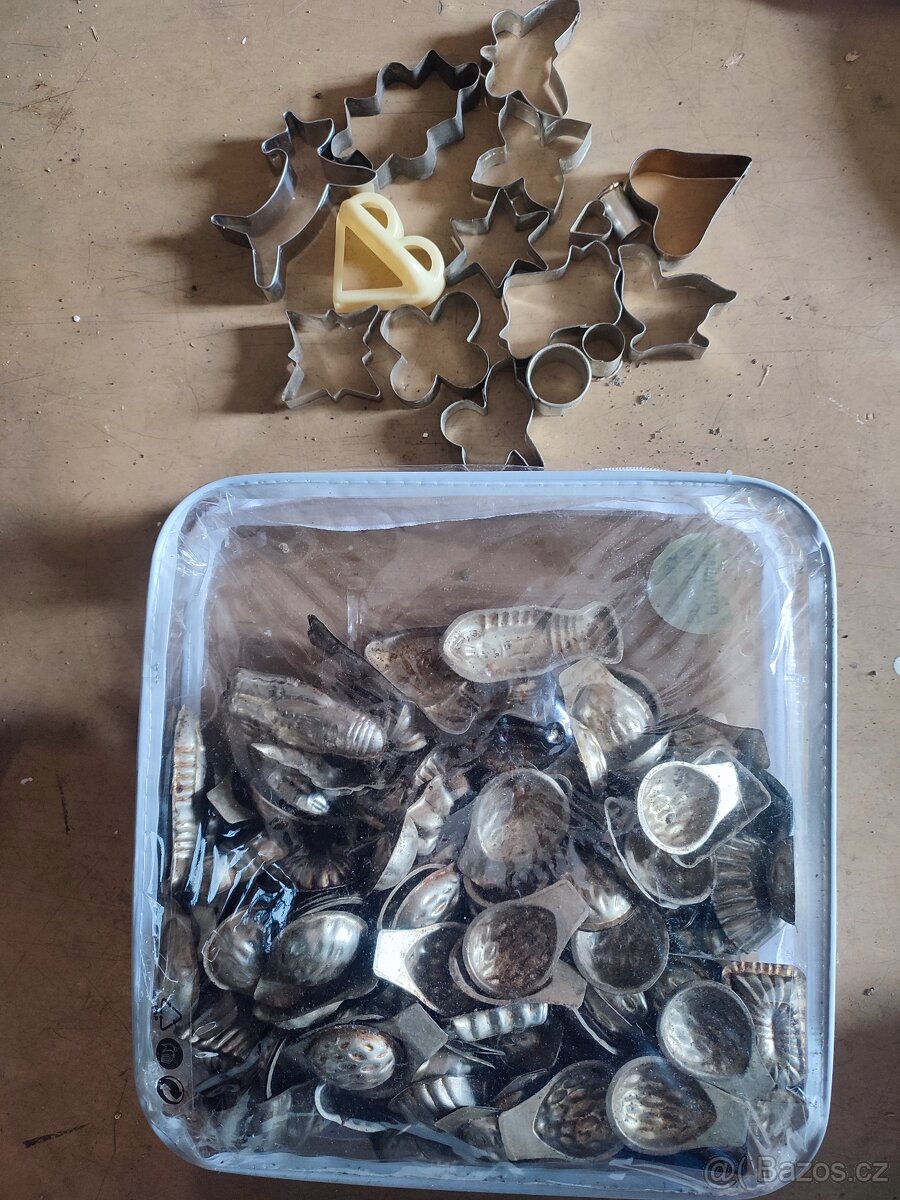 Formičky 200ks a vykrajovátka láhve Magu
