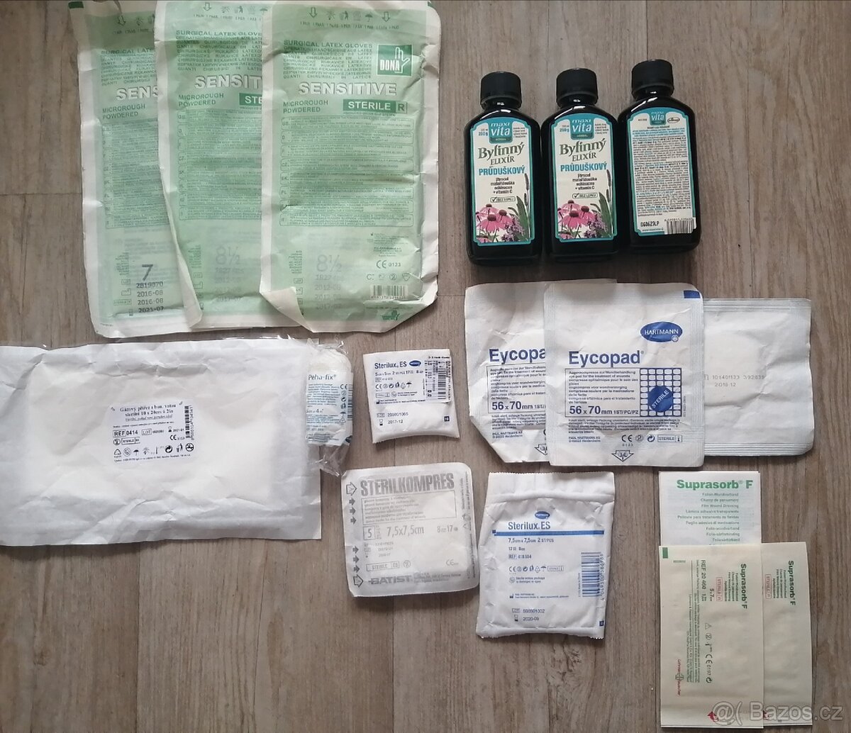 Rukavice, gázový kompres, obvaz, průduškový sirup, ....