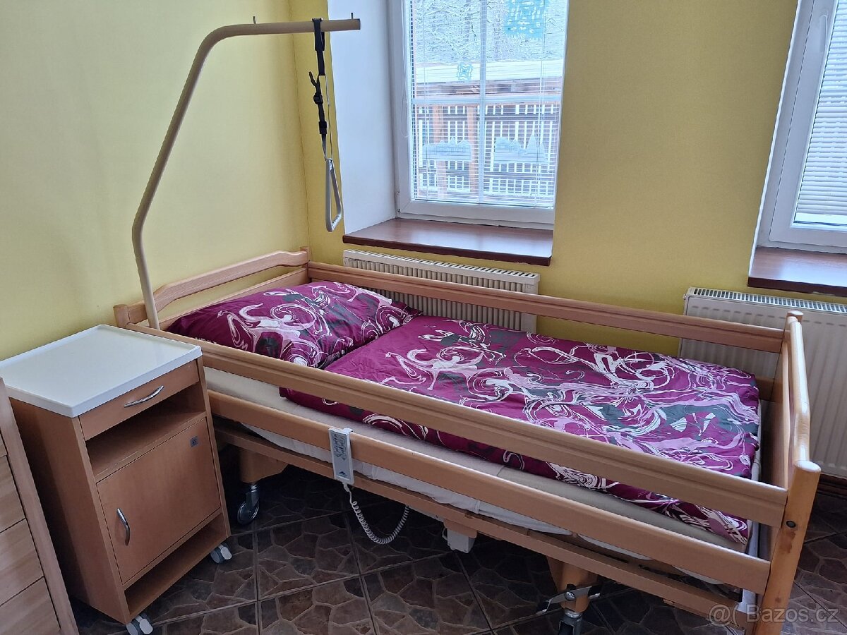 Polohovací elektrická postel