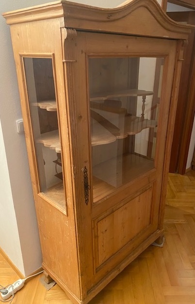 dřevěná starší prosklená skříň.