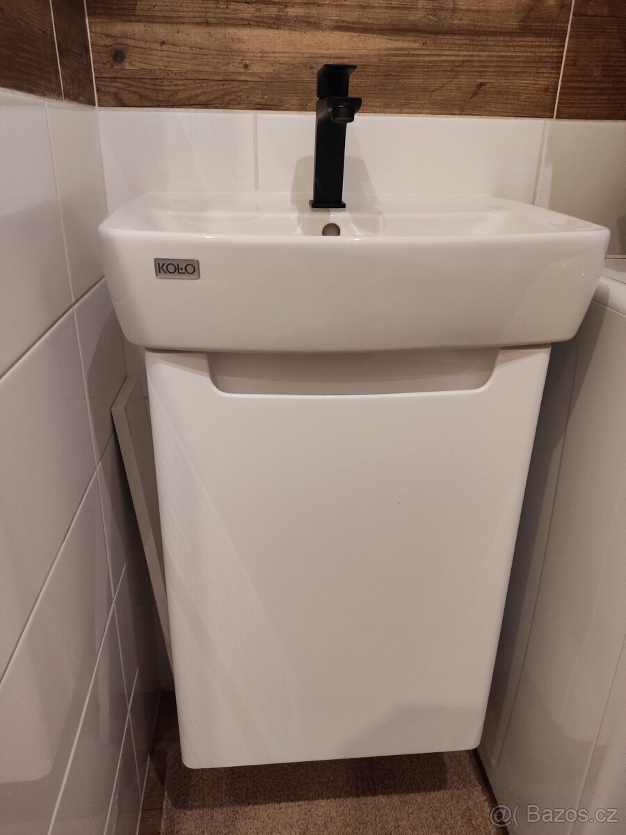 Závěsná skříňka s umyvadlem