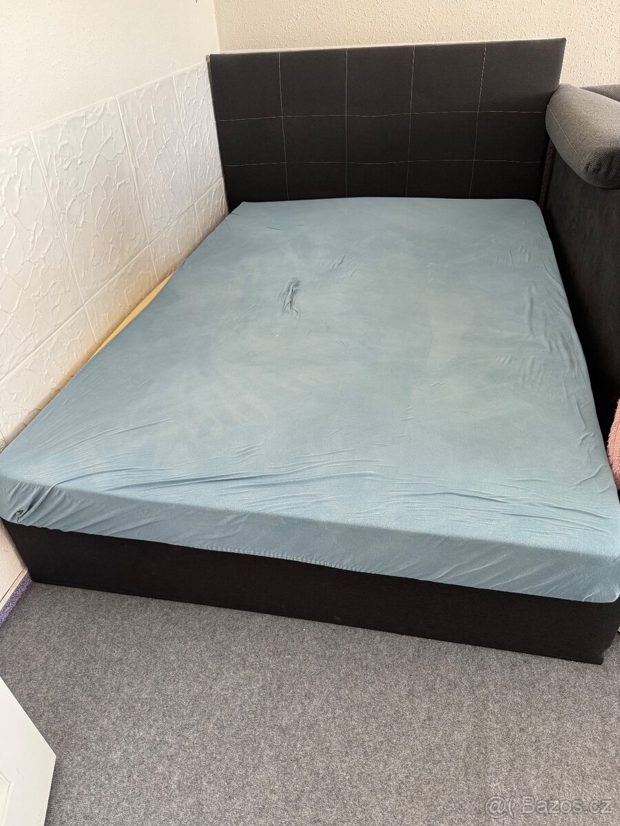Čalouněná postel s roštem