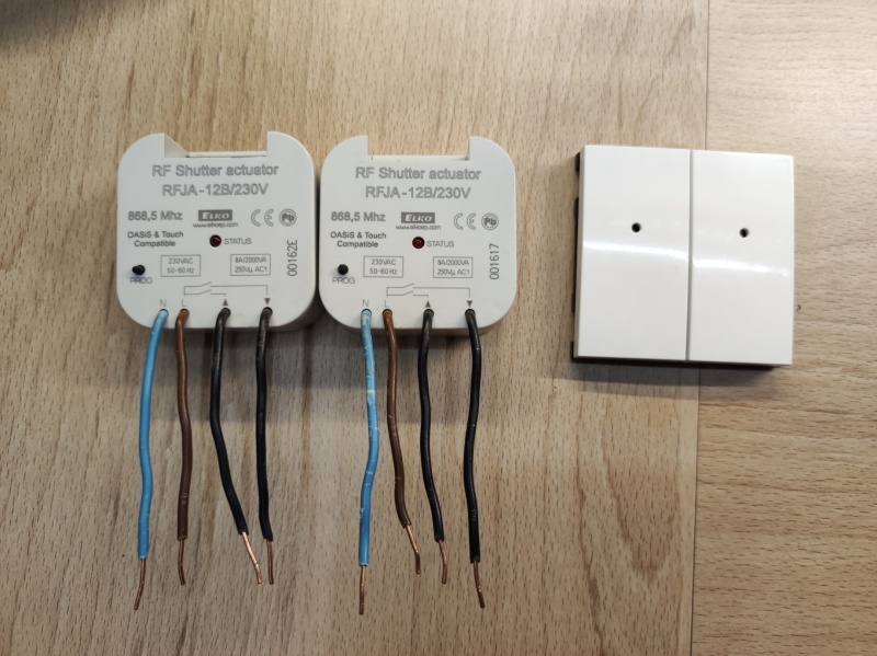 iNELS RF roletový aktor RFJA-12B/230V + tlačítka RFWB-40/G
