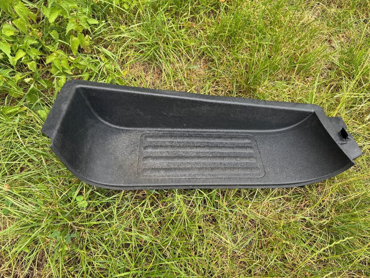 Plastový schod VW Transporter T5, T6 7LA863735B