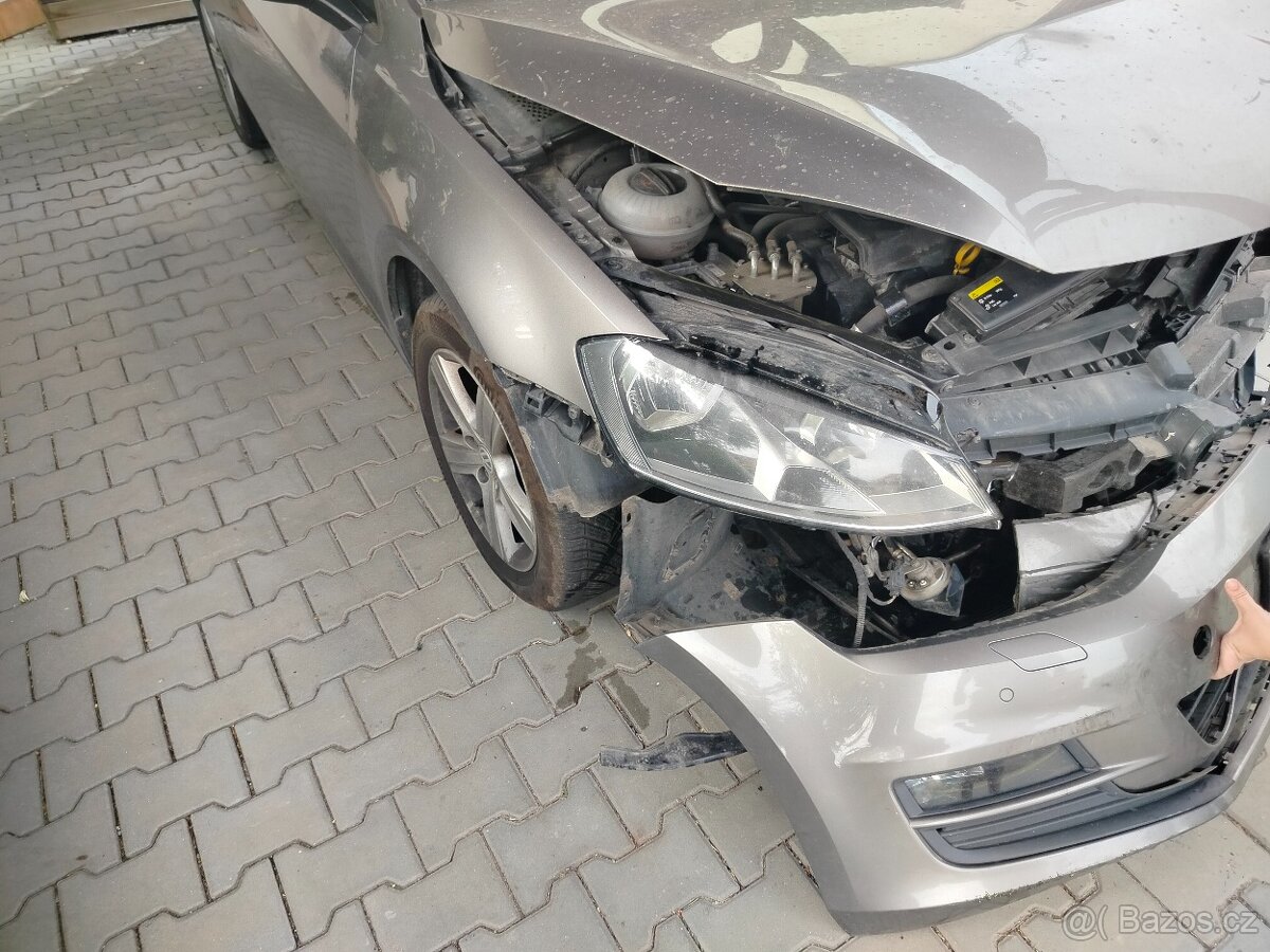 Prodám nabouraný Volkswagen golf na díly