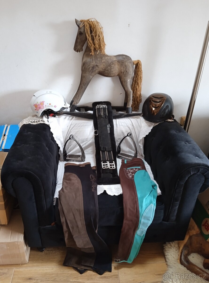 Rajtky, helmy, podbřišník, třmeny