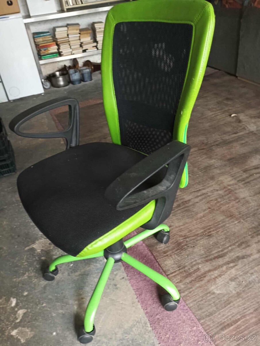 Otočná židle k počítači
