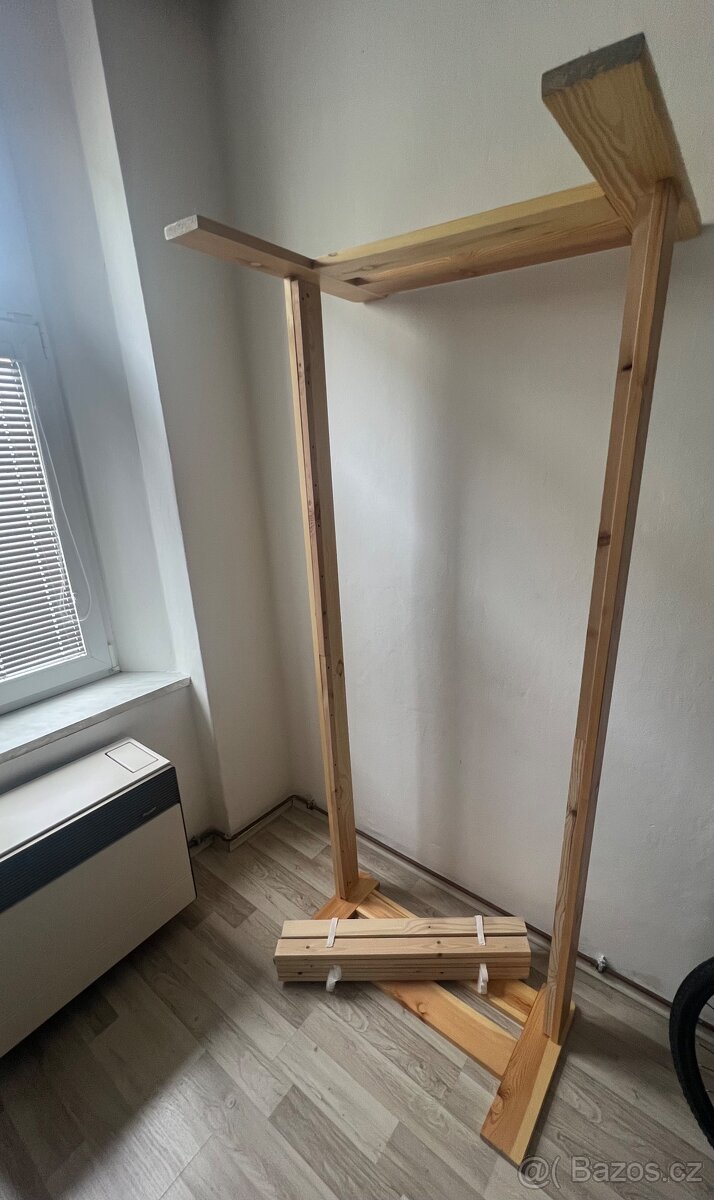 Dřevěná postel + rošt