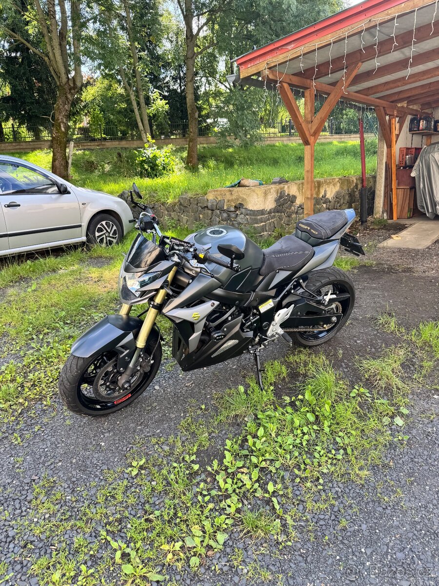 Suzuki GSR 750