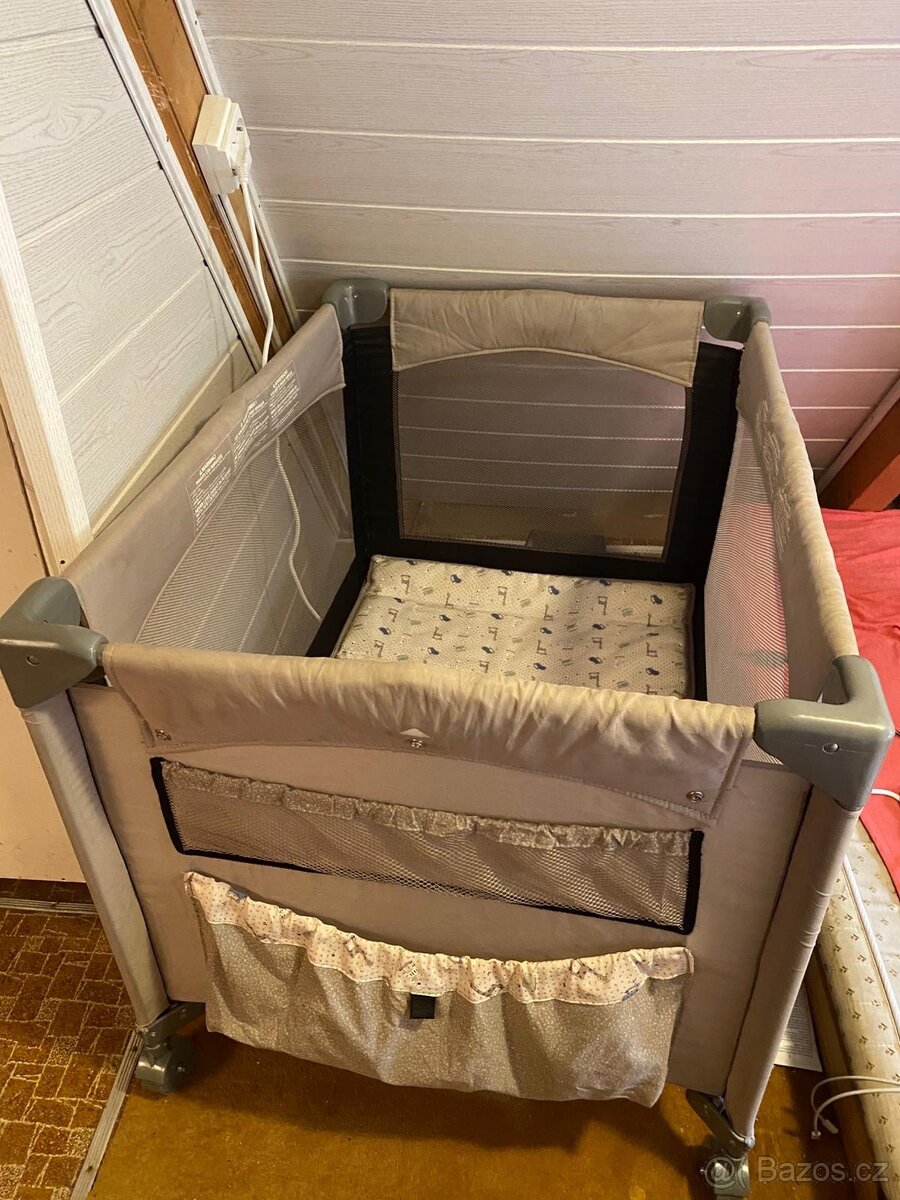 Cestovní postýlka