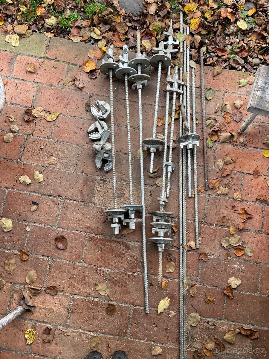 Spínací tyče na bedneni