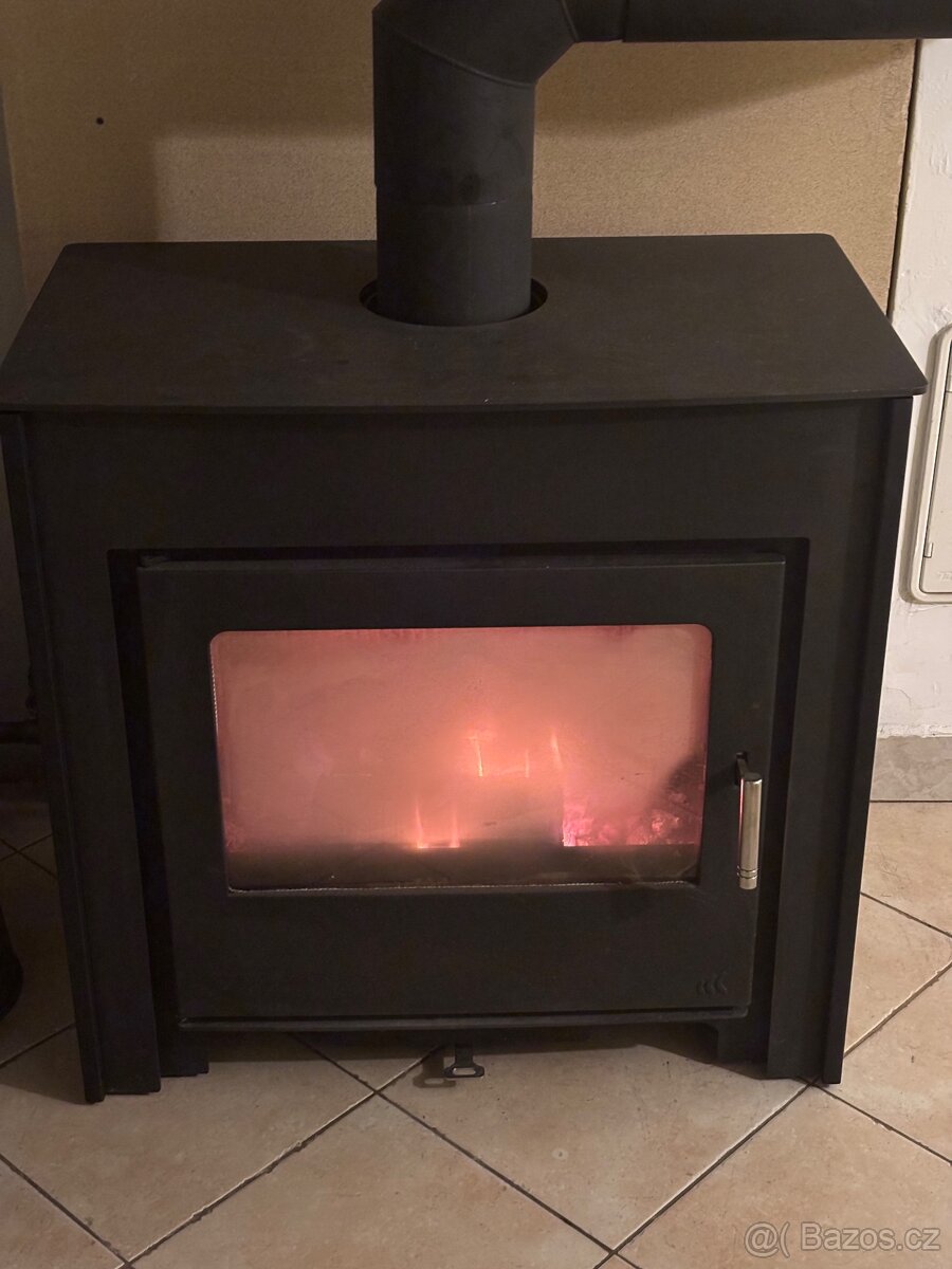 Prodám krbová kamna s vyměníkem