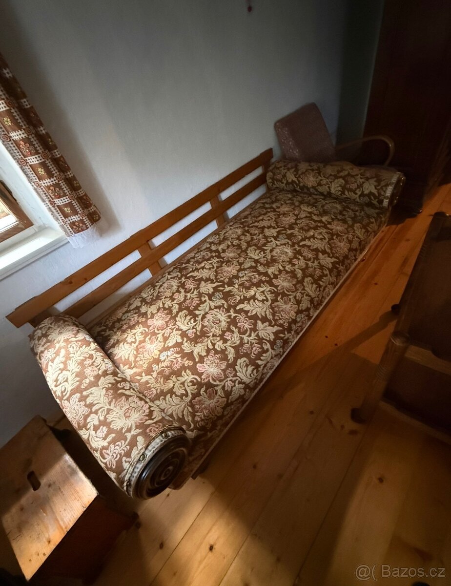 Starožitný otoman gauč