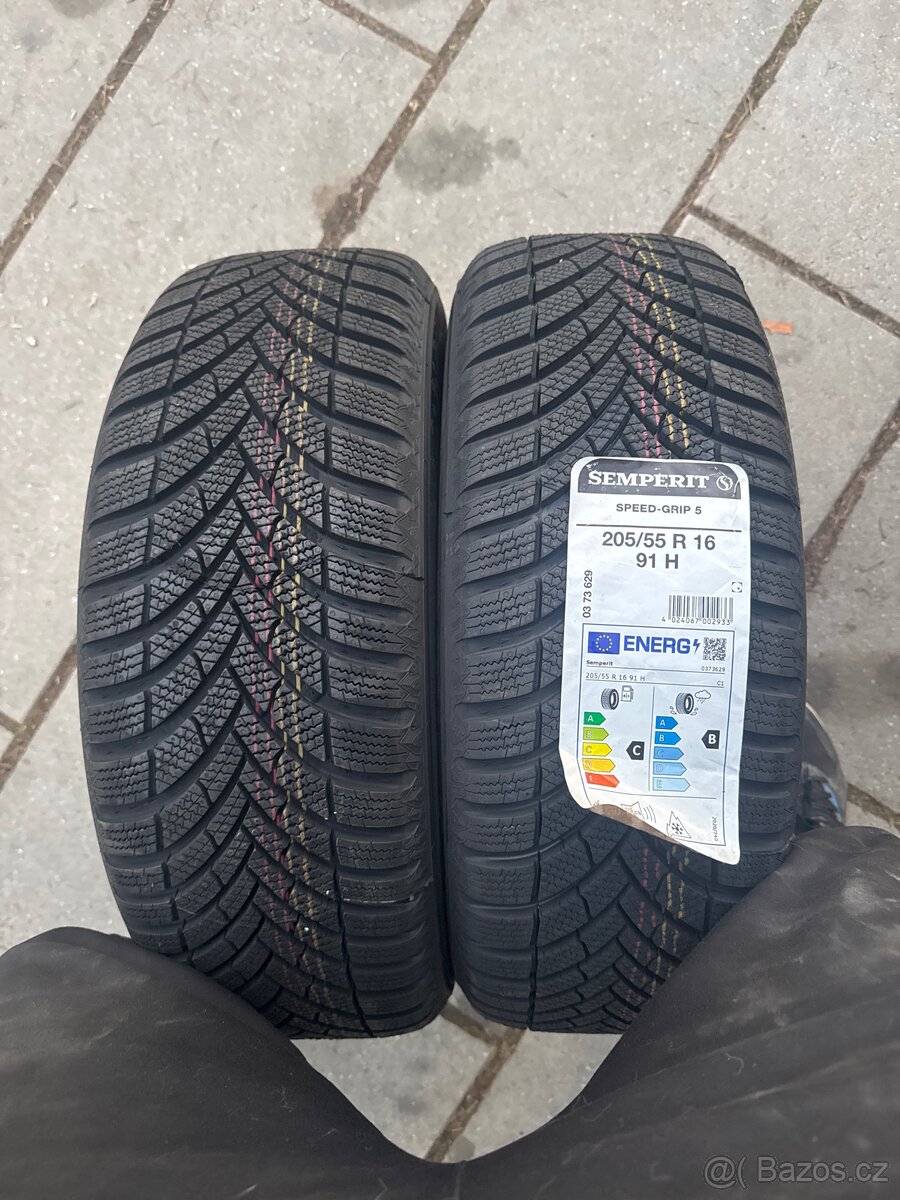Dvě úpně nové zimní pneumatiky Semperit 205/55/16
