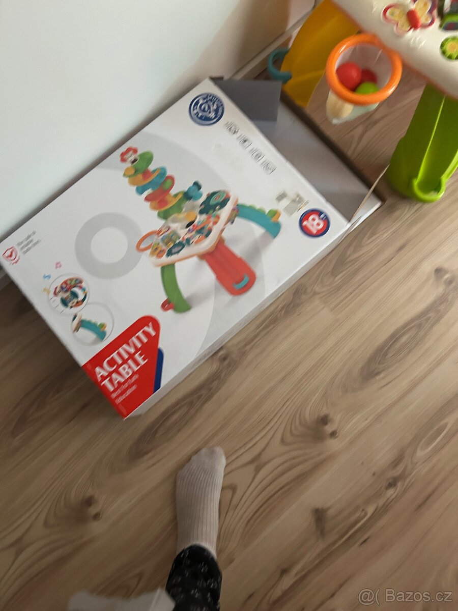 Hrací stoleček s kuličkovou dráhou