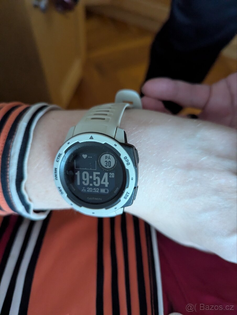 Garmin instinct bílá