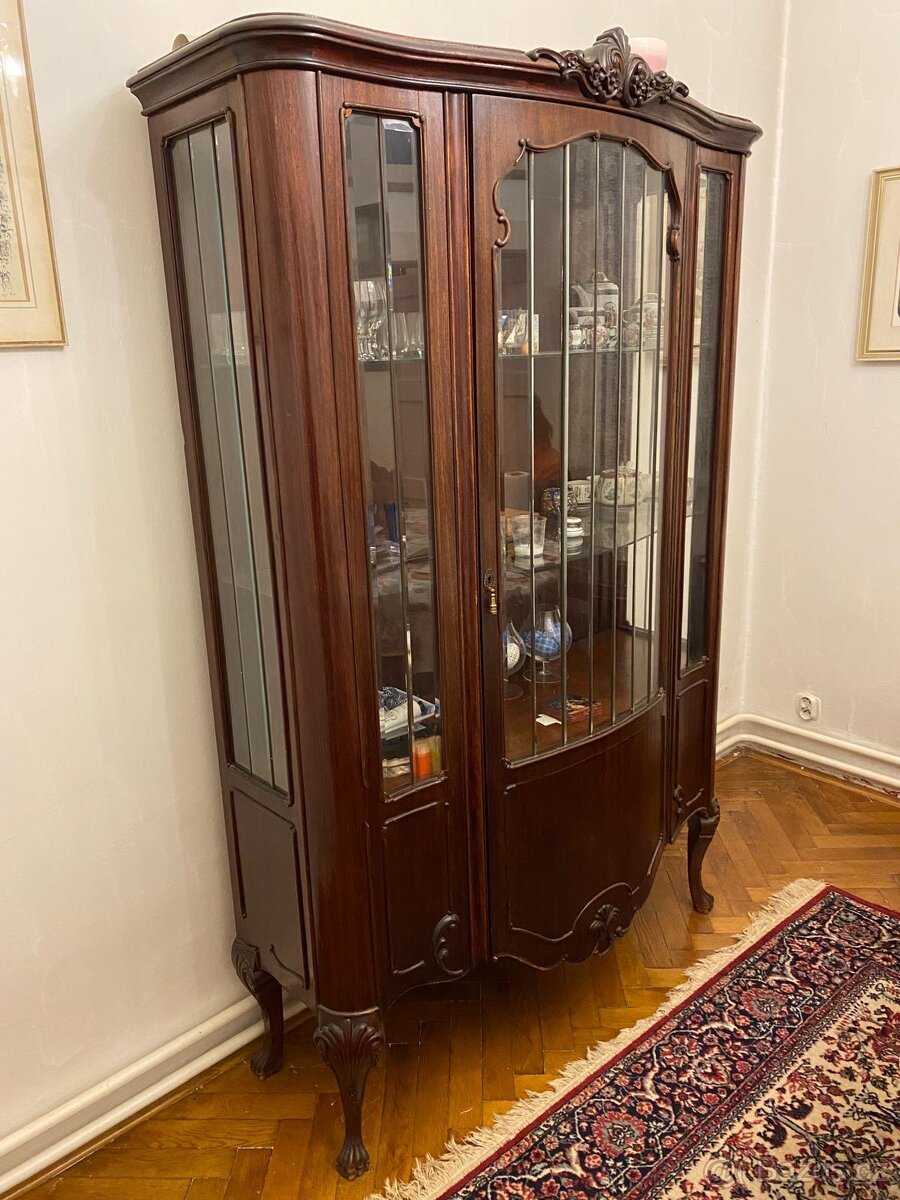 skleník, servírovací stolek, příborník, stůl + 6 židlí