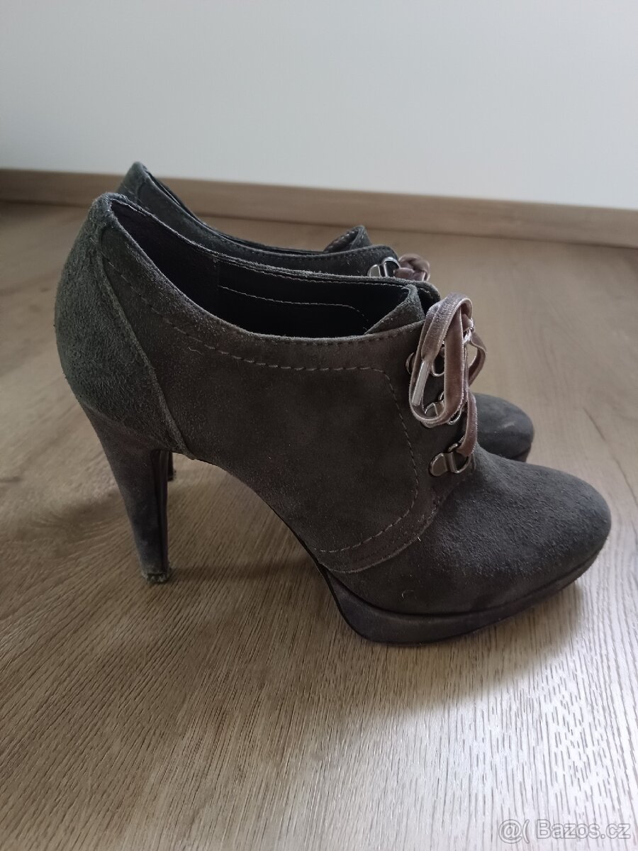 Kotníkové boty na podpatku Deichmann