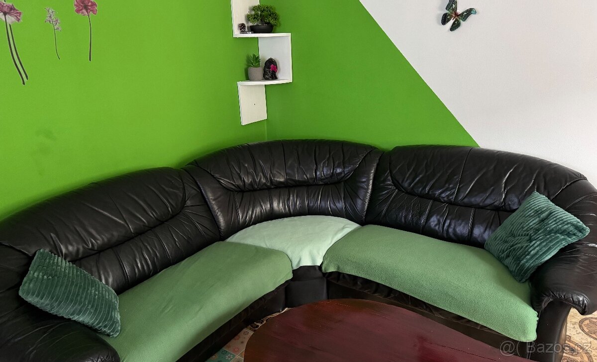 Černý koženkový gauč