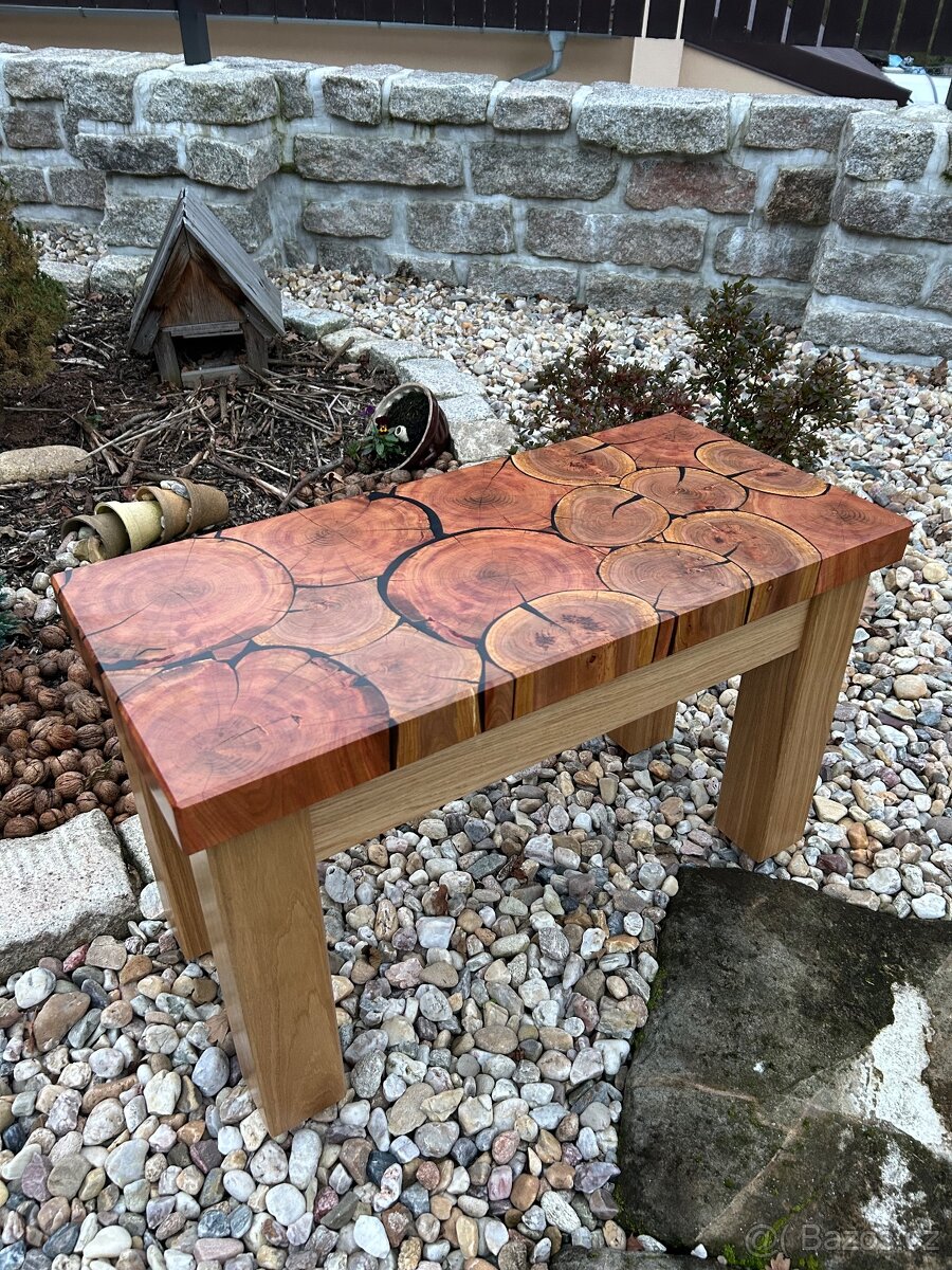 Konferenční stolek z epoxidu