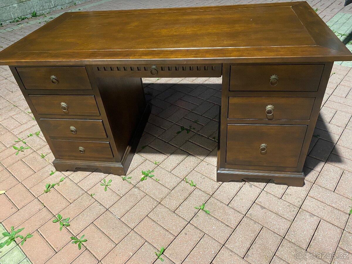 Psací stůl v koloniálním stylu