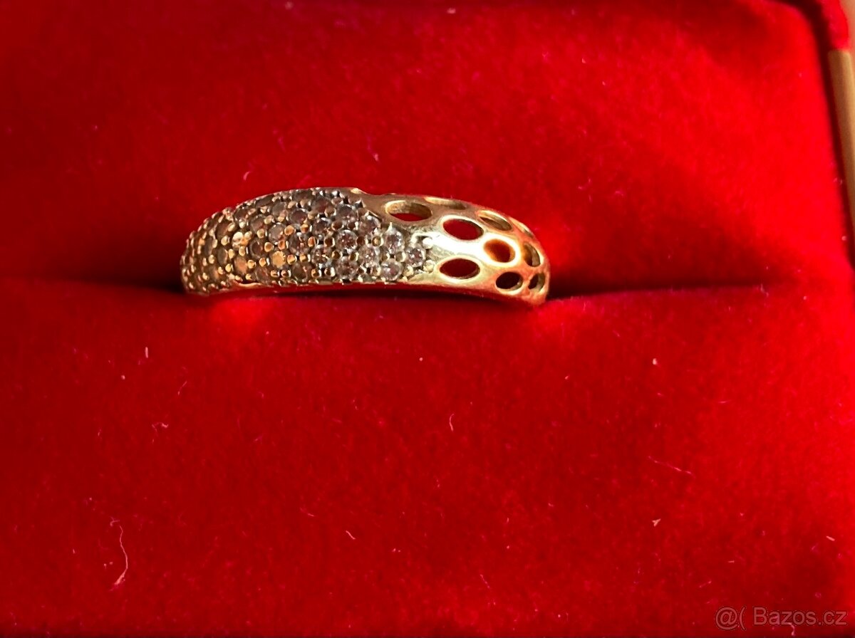 Krásný zlatý prsten osazený zirkony