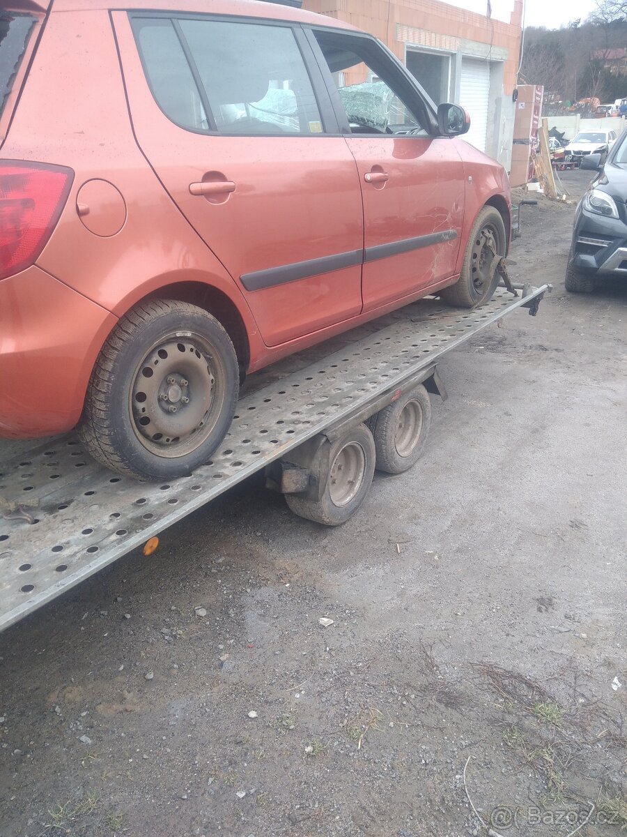 nd z škoda fabia 2 1.4 63kw vinová modrá bílá červená