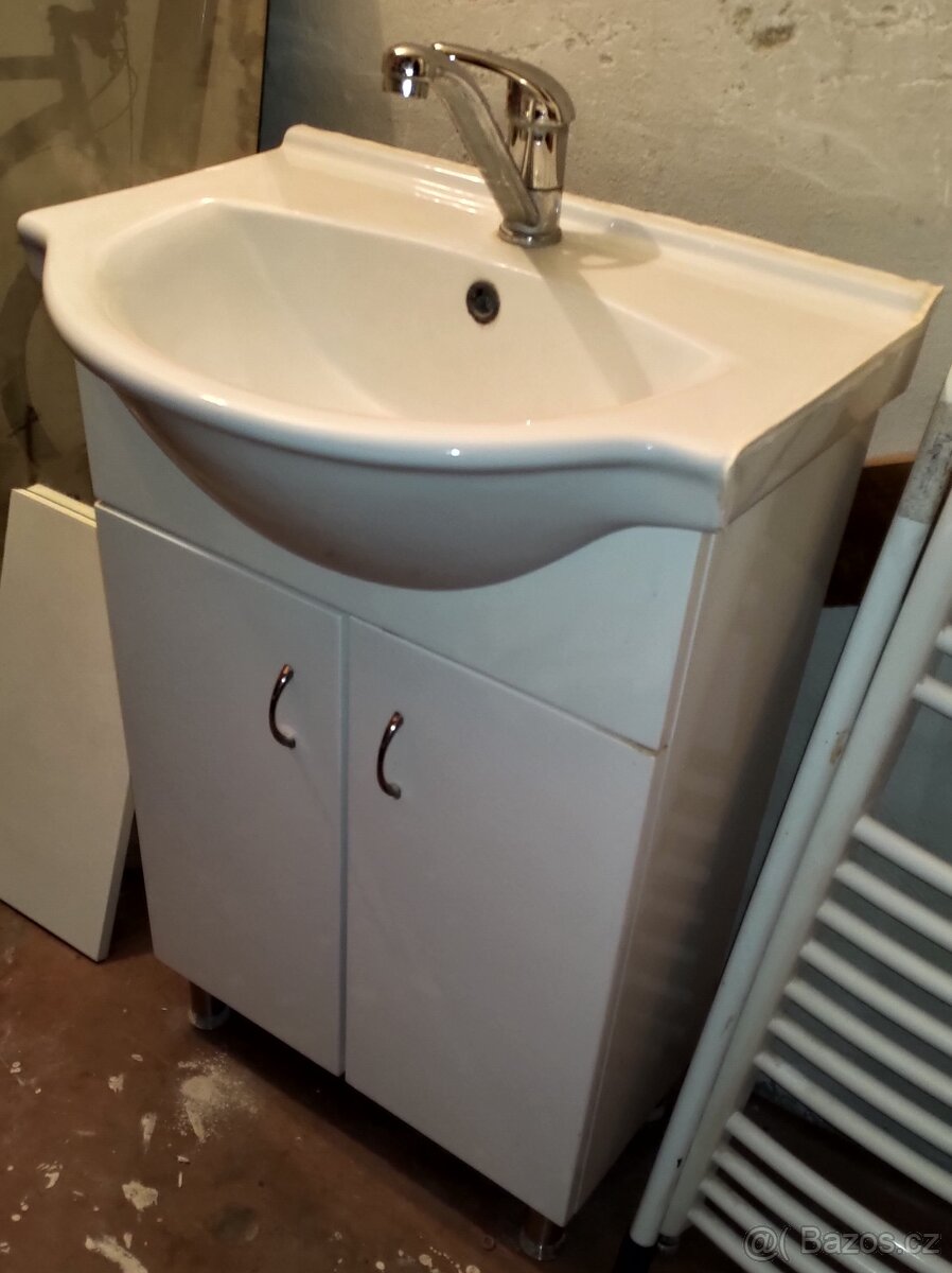 Umyvadlo, žebřík, skříňka