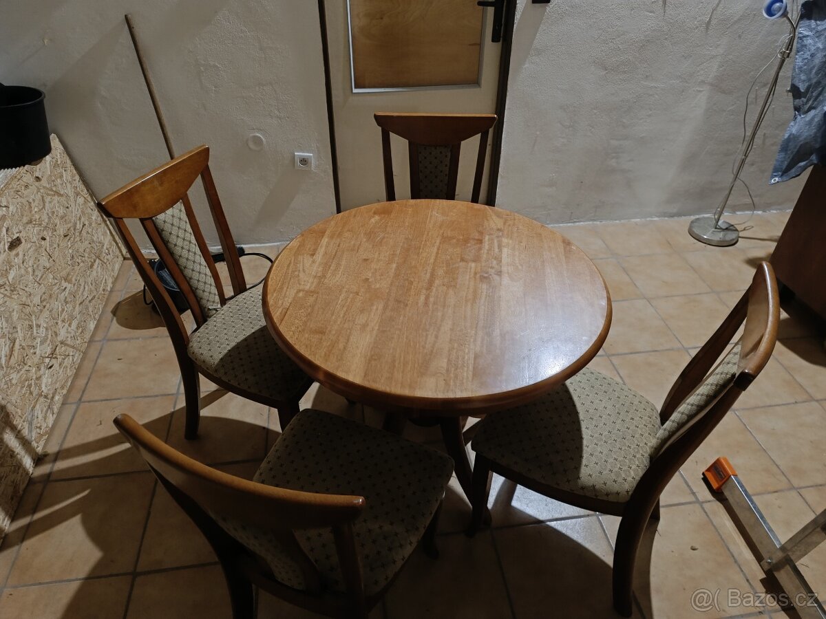 Jídelní stůl s židlemi