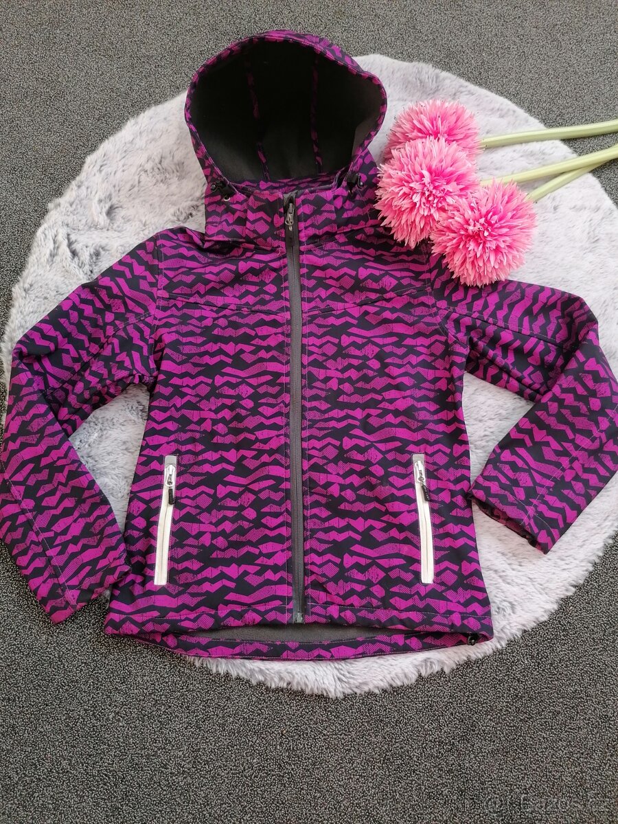 Krásná dívčí bunda