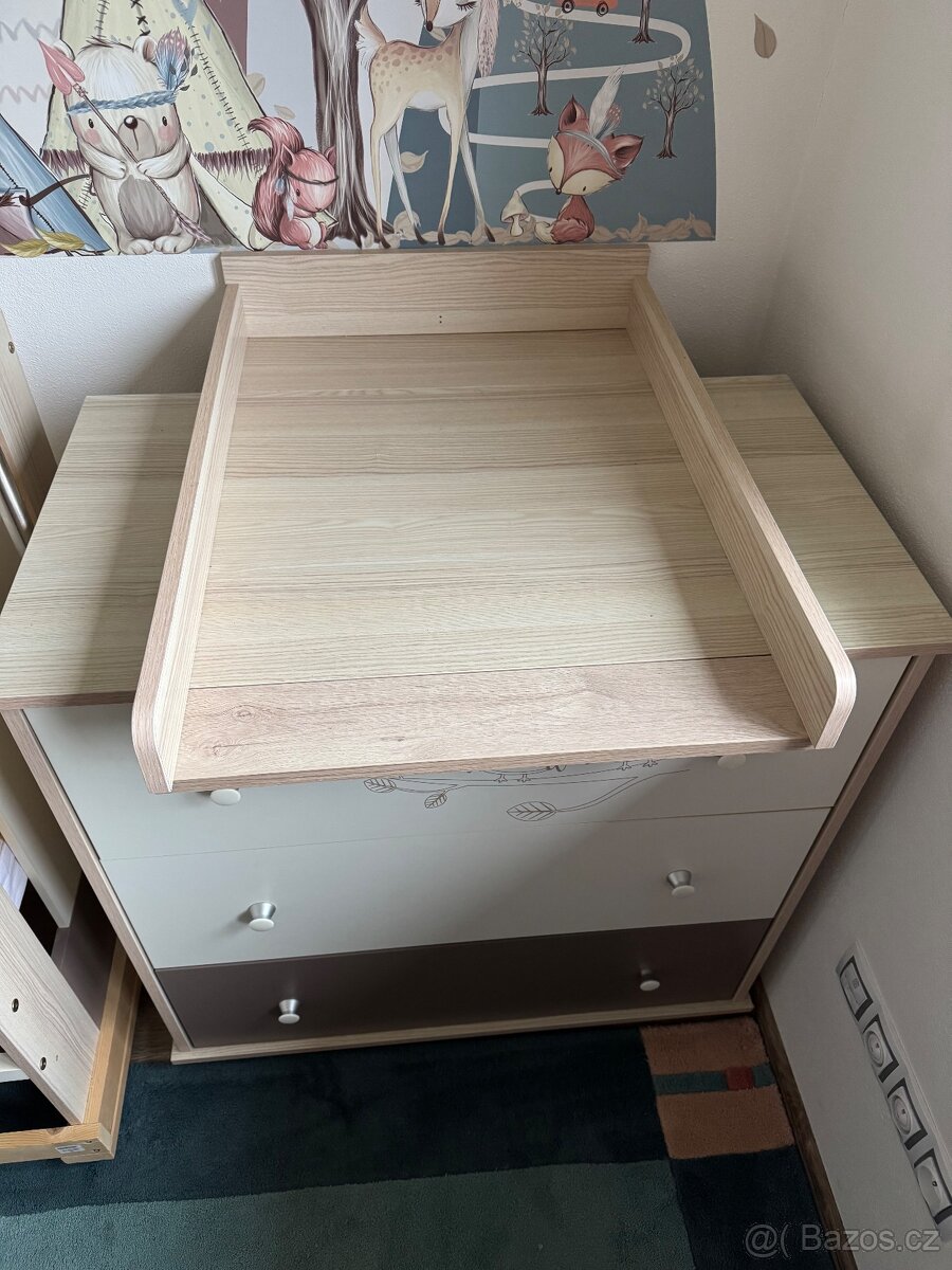 Dětská postýlka a přebalovací komoda