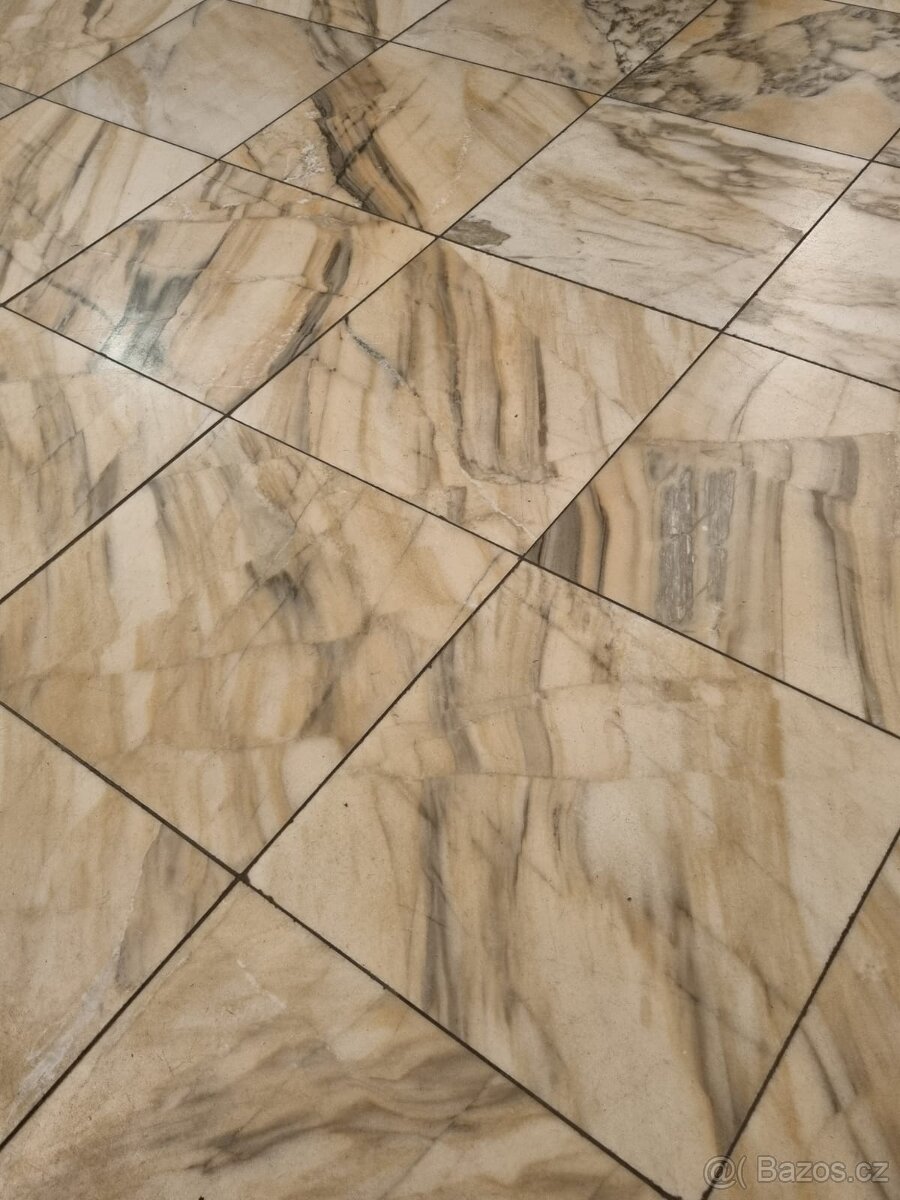 100 m2 mramorových dlaždic