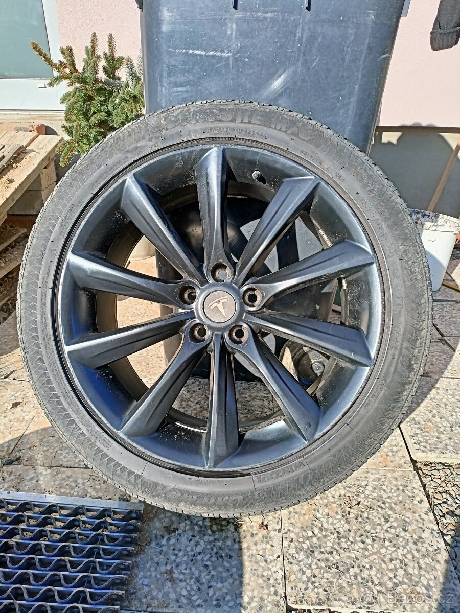 Tesla model X kola a pneumatiky zimní r20