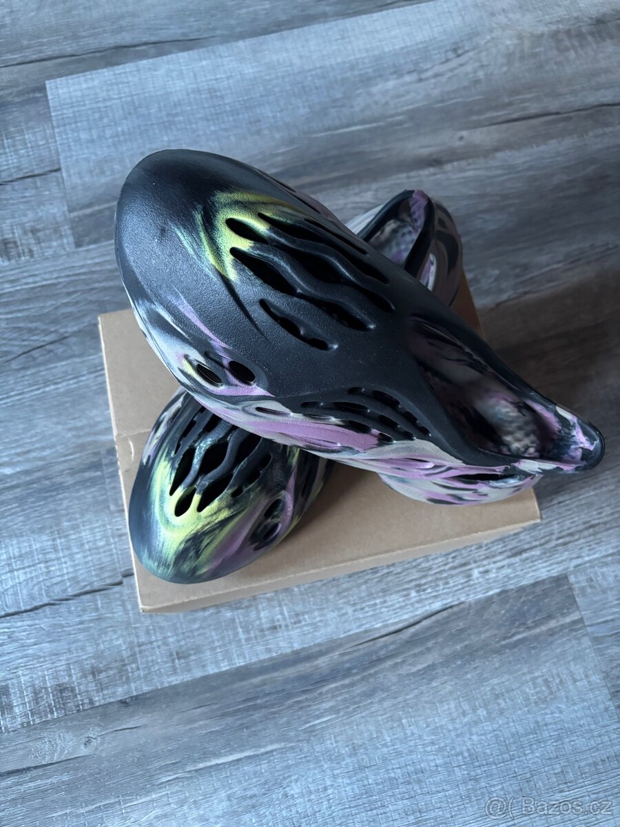 Yeeze foam runner mx carbon