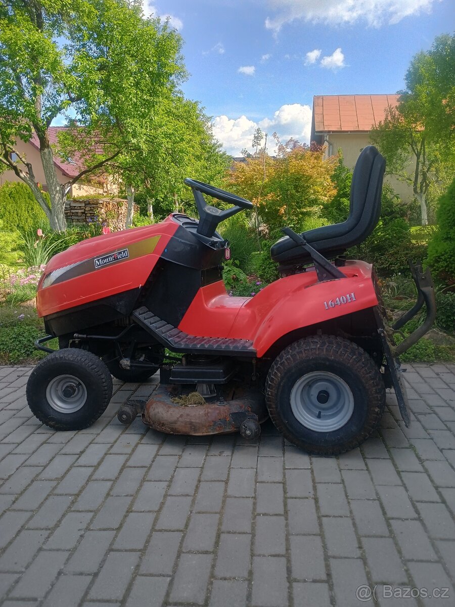 Zahradní traktor, sekačka
