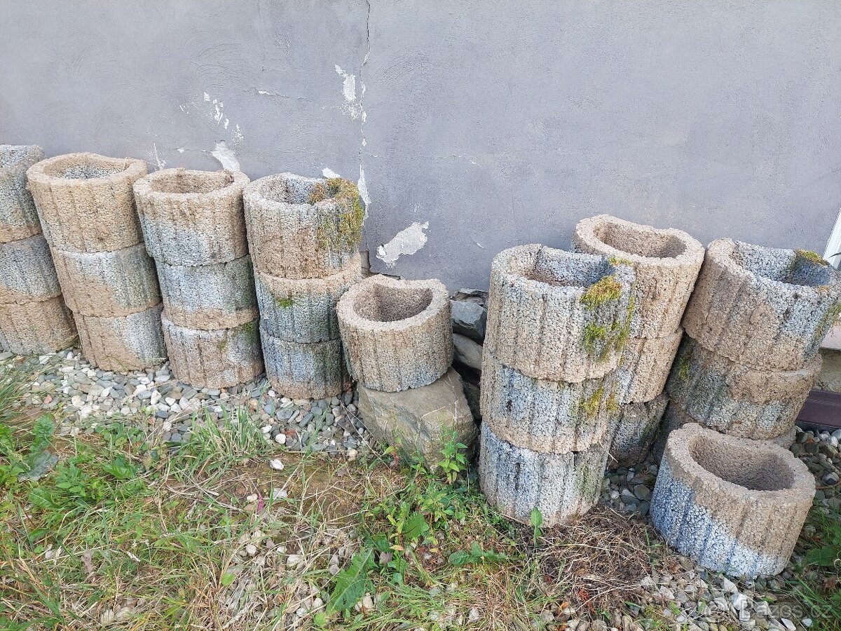 Svahové tvárnice, kameny
