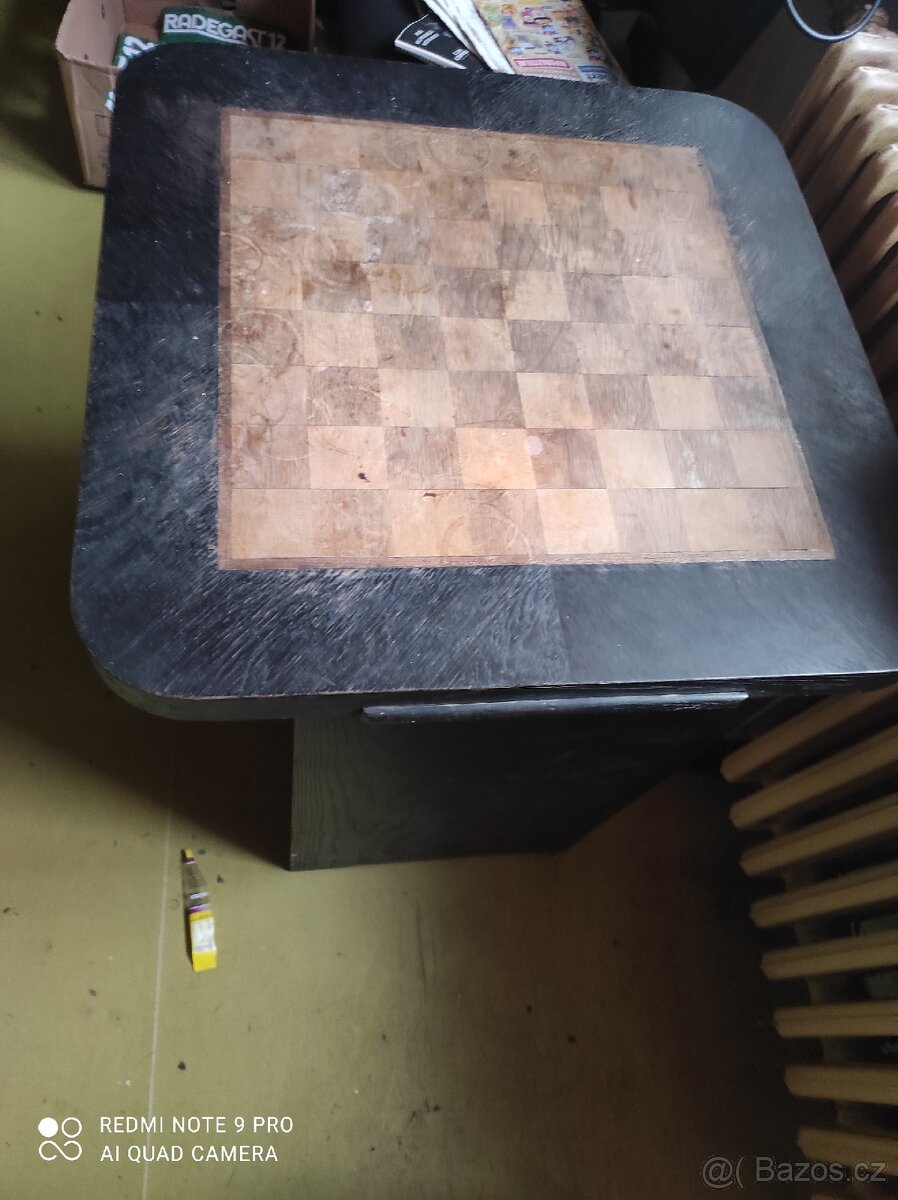 Šachový stolek intarzovaný