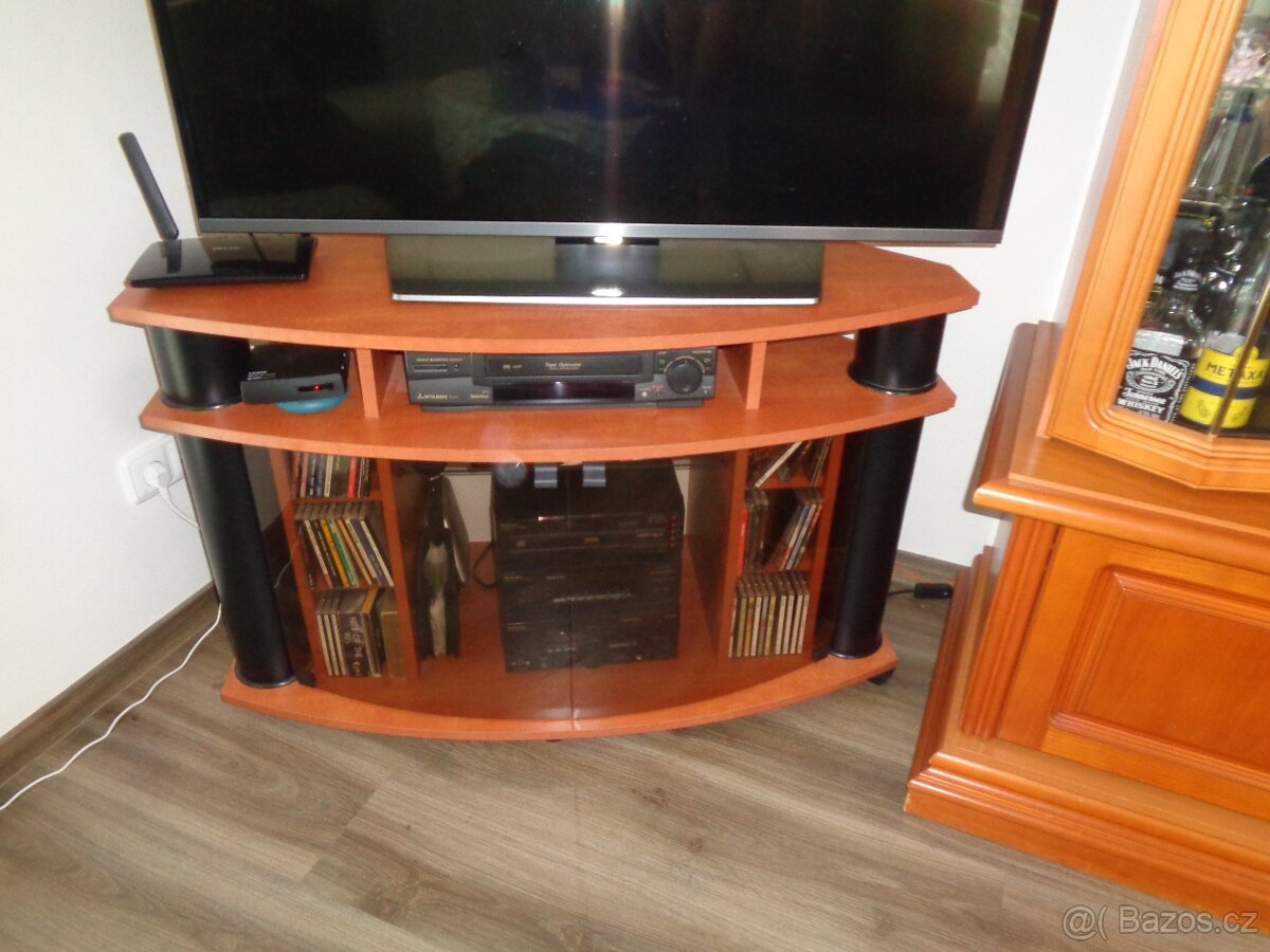 TV stolek