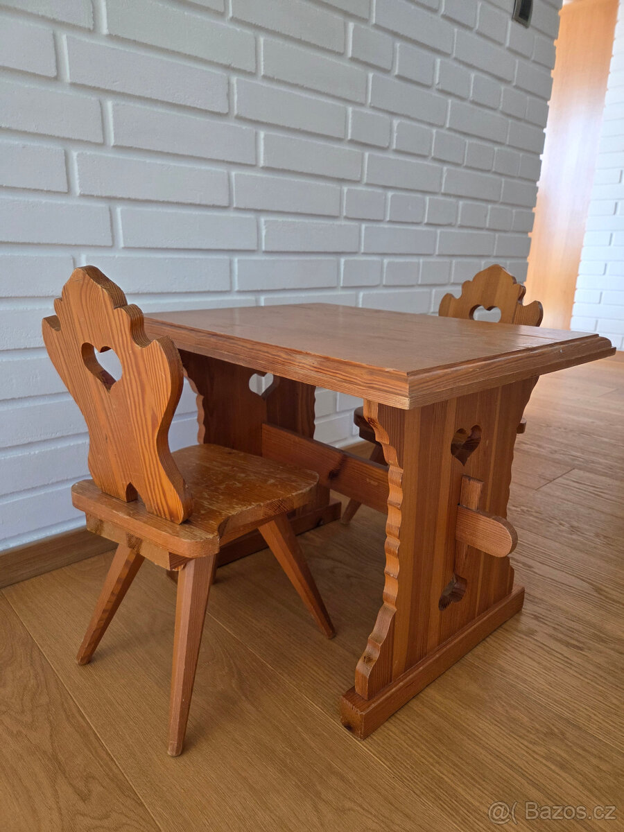 Starý dětský stolek a židličky