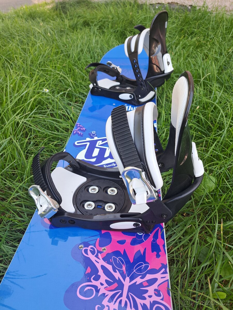 Snowboard s vázáním