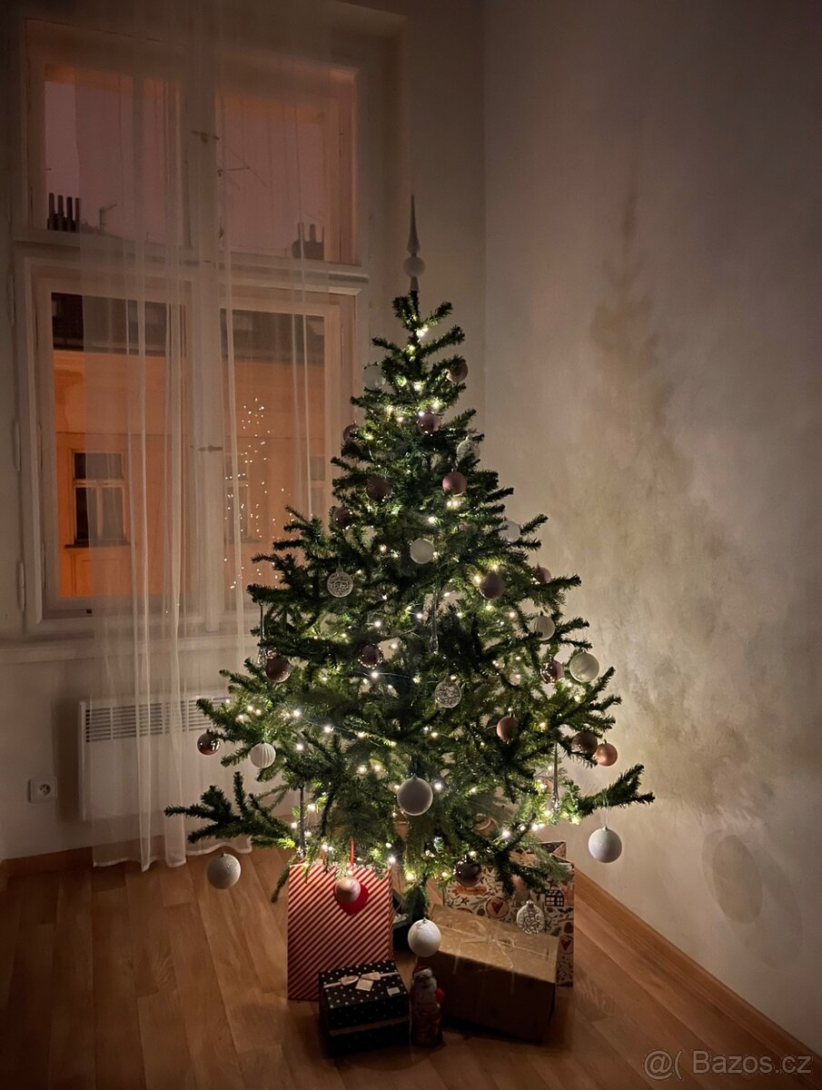 Vánoční umělý stromek