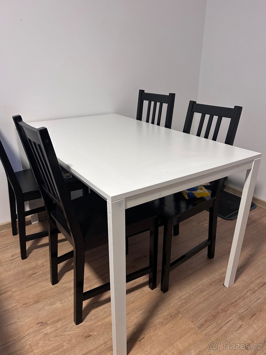 Jídelní stůl