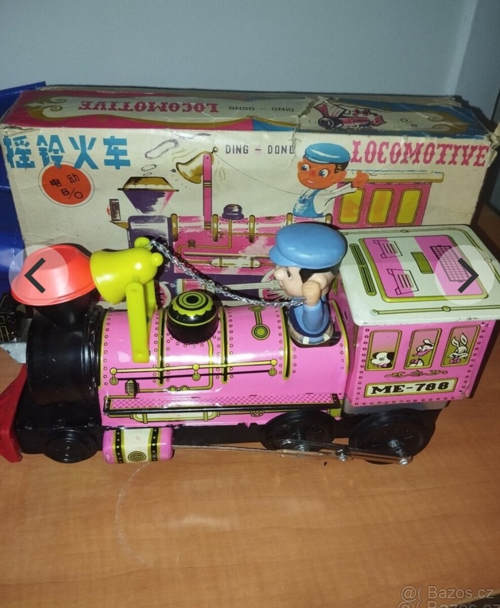 Staré hračky plechová lokomotiva
