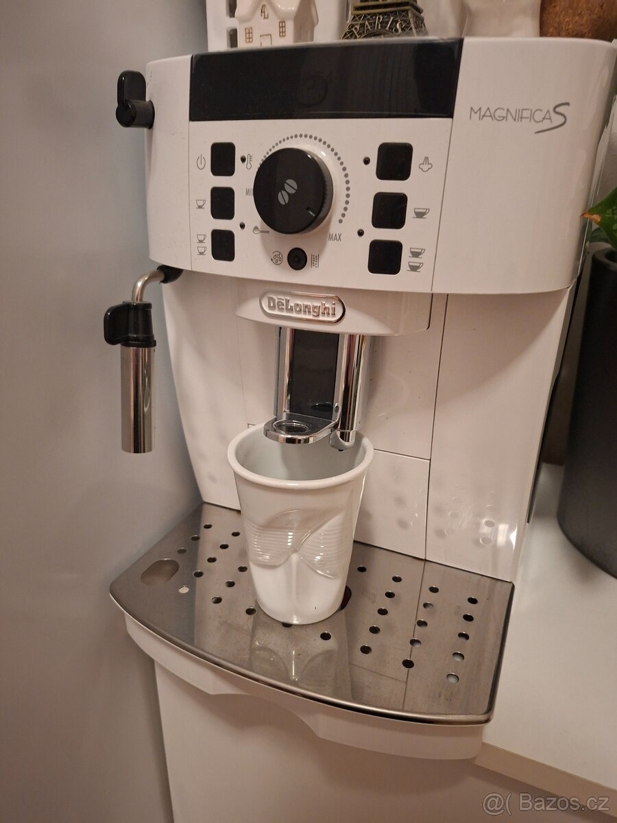 Kavovar Delonghi