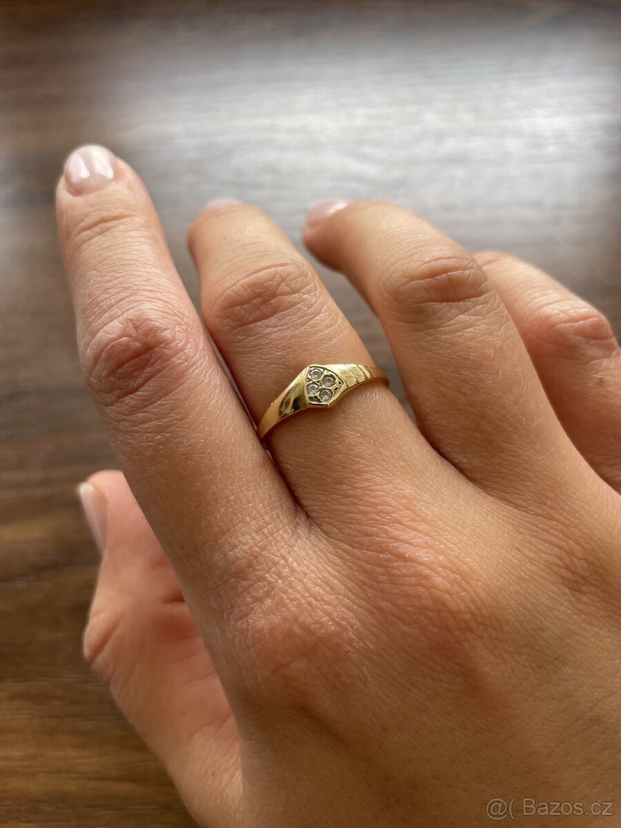 Zlatý prsten se zirkony