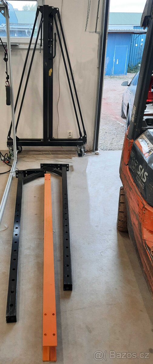 Mobilní jeřáb 1t s el.zvedákem vč. pojezdu do stran