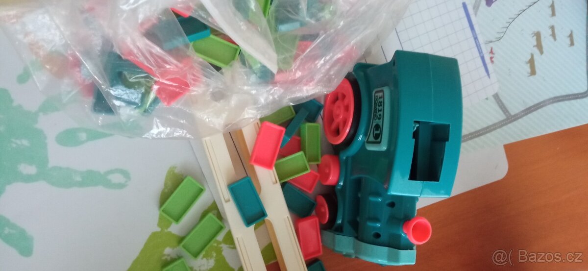 Netscroll Kouzelný vlak, který automaticky skládá domino