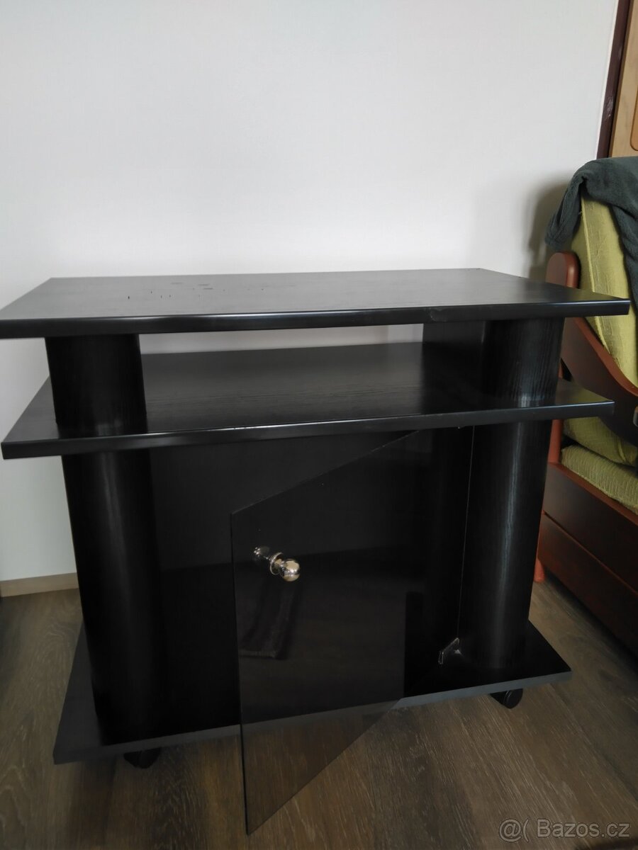 Stolek pod Tv s prosklenými dvířky na kolečkách