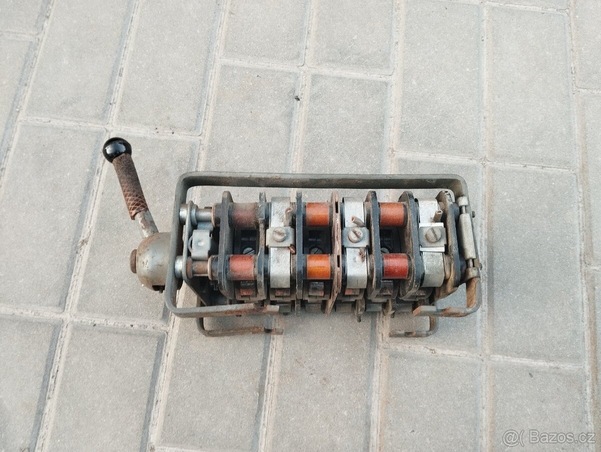 Triodyn RK 320... hlavní vypínač