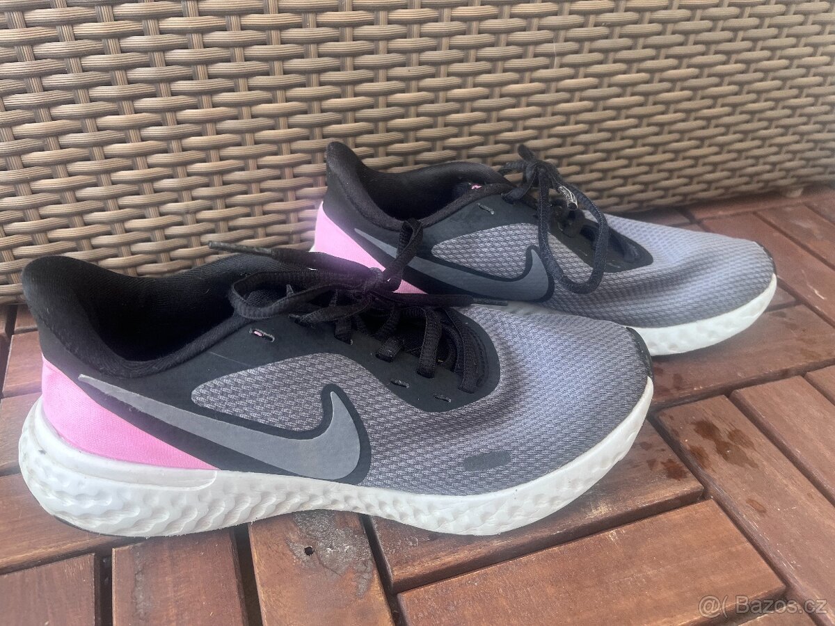 Běžecké tenisky Revolution 5, zn.Nike, vel. 38,5